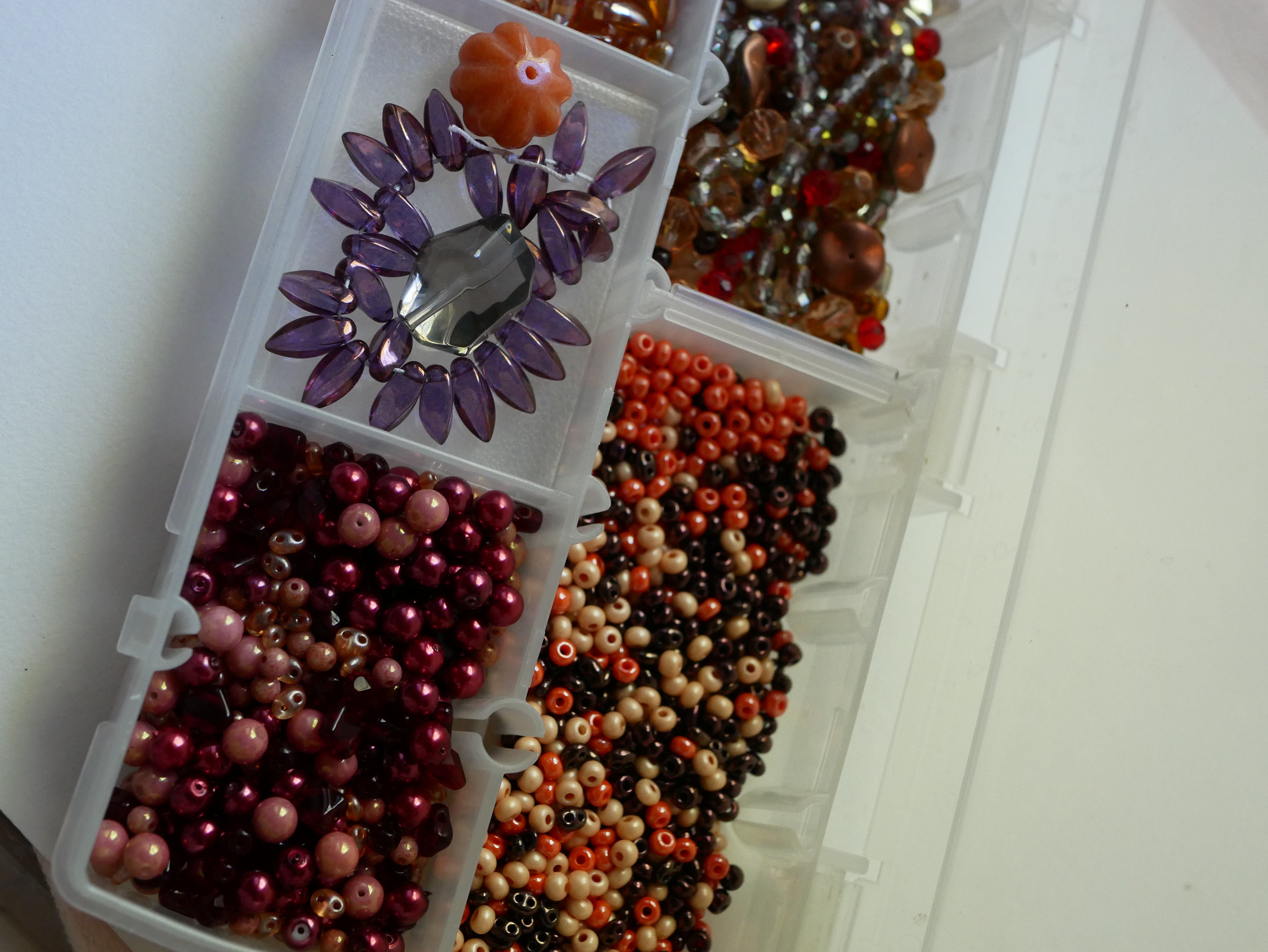 Boite de perles en m&eacute;lange ambre/p&ecirc;che/orange/rouge - 360 gr