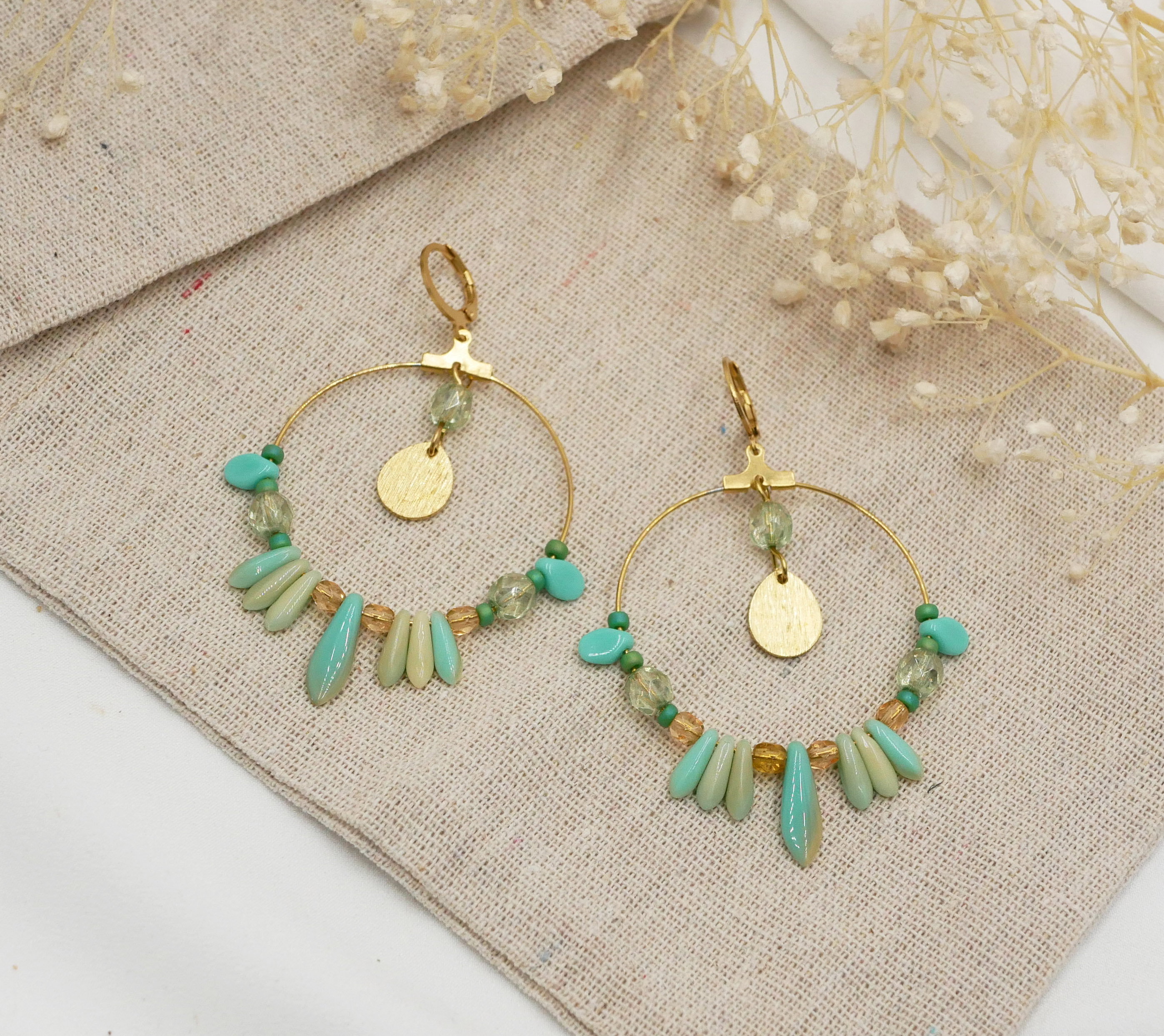 Boucles d'oreilles grandes créoles dorées perles turquoise vert d'eau