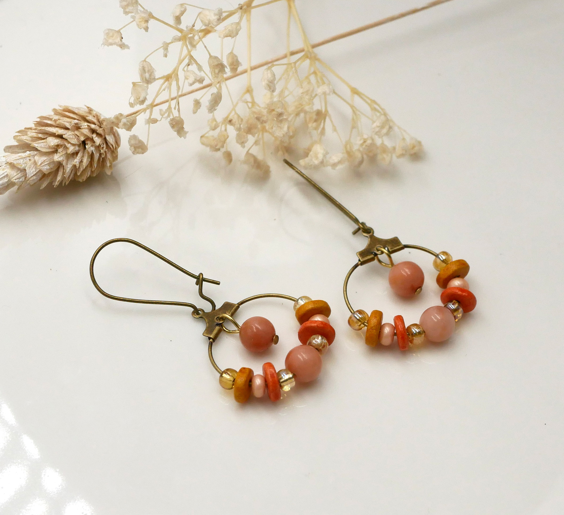 Boucles d'oreilles petites créoles laiton aux perles corail et pêche