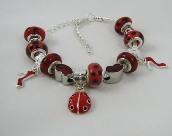 Bracciale in argento con perline rosse a forma di coccinella