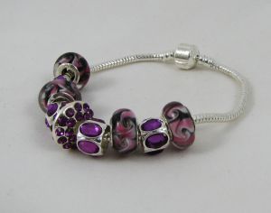 Bracciale in argento con perle viola e strass