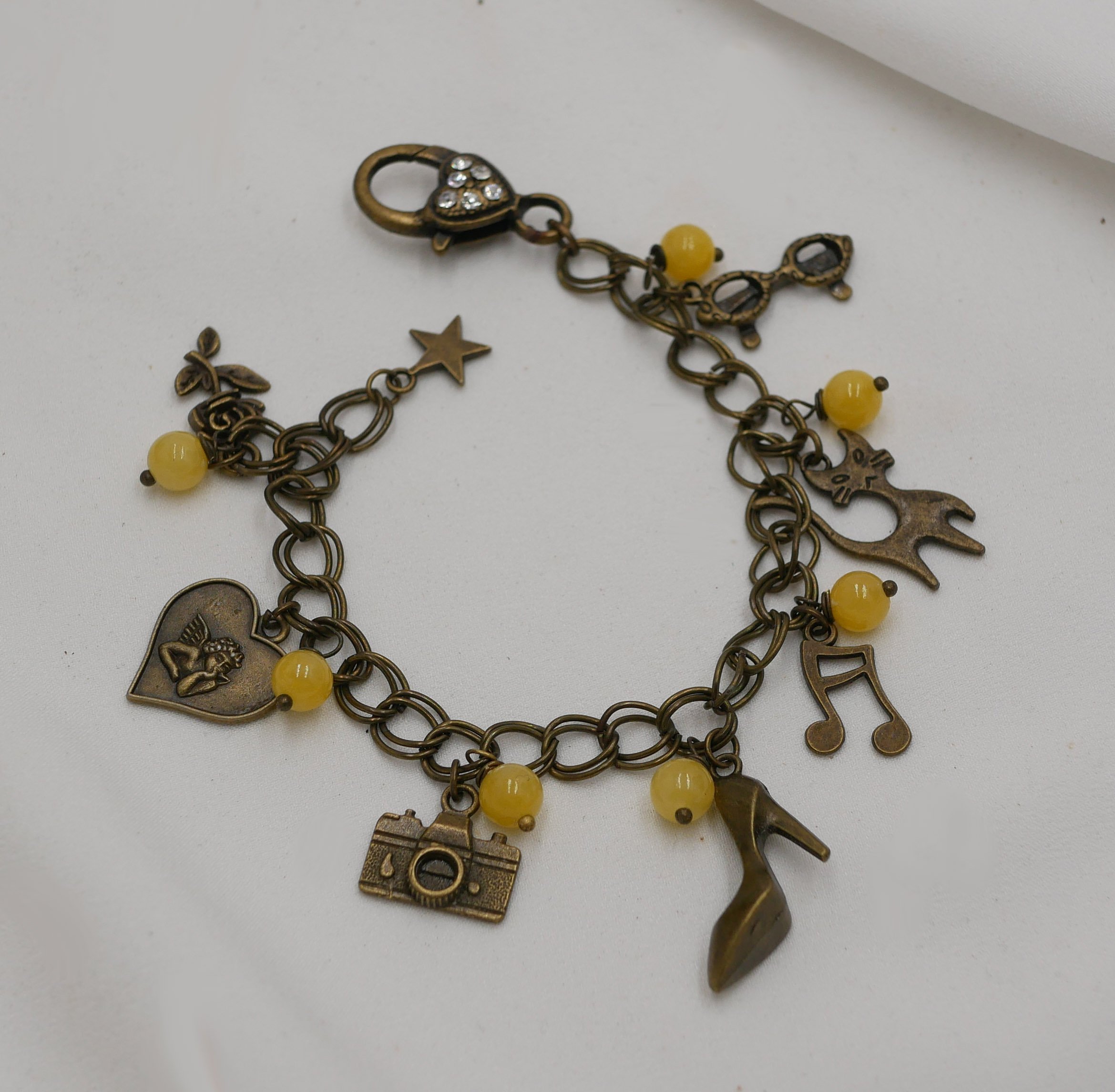 Bracelet aux breloques et perles jaunes sur cha&icirc;ne aux larges anneaux doubles