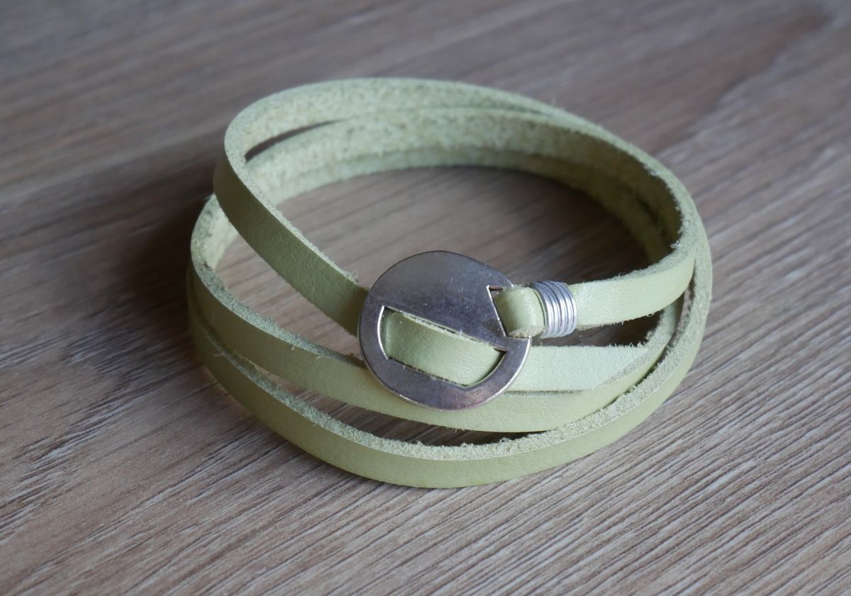 Bracciale in pelle verde anice, triplo avvolgimento regolabile