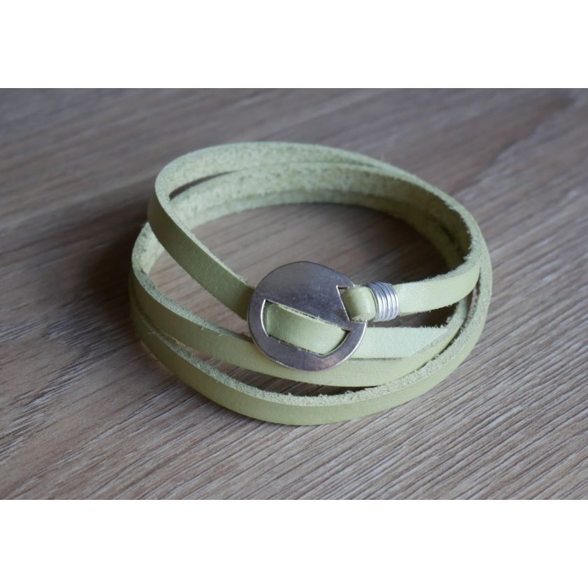 Bracciale in pelle verde anice, triplo avvolgimento regolabile