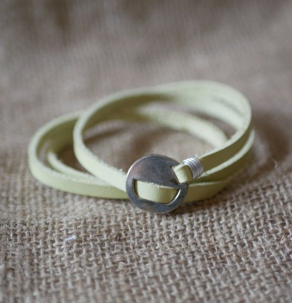 Bracciale in pelle verde anice, triplo avvolgimento regolabile