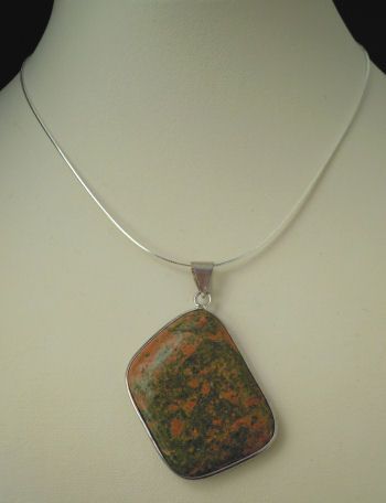 Ciondolo cabochon con pietra unakite incastonata 