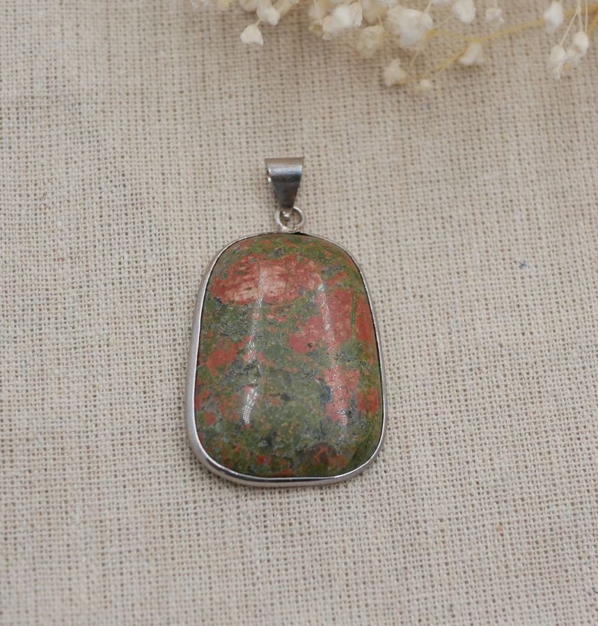 Ciondolo cabochon con pietra unakite incastonata di forma rotonda e rettangolare