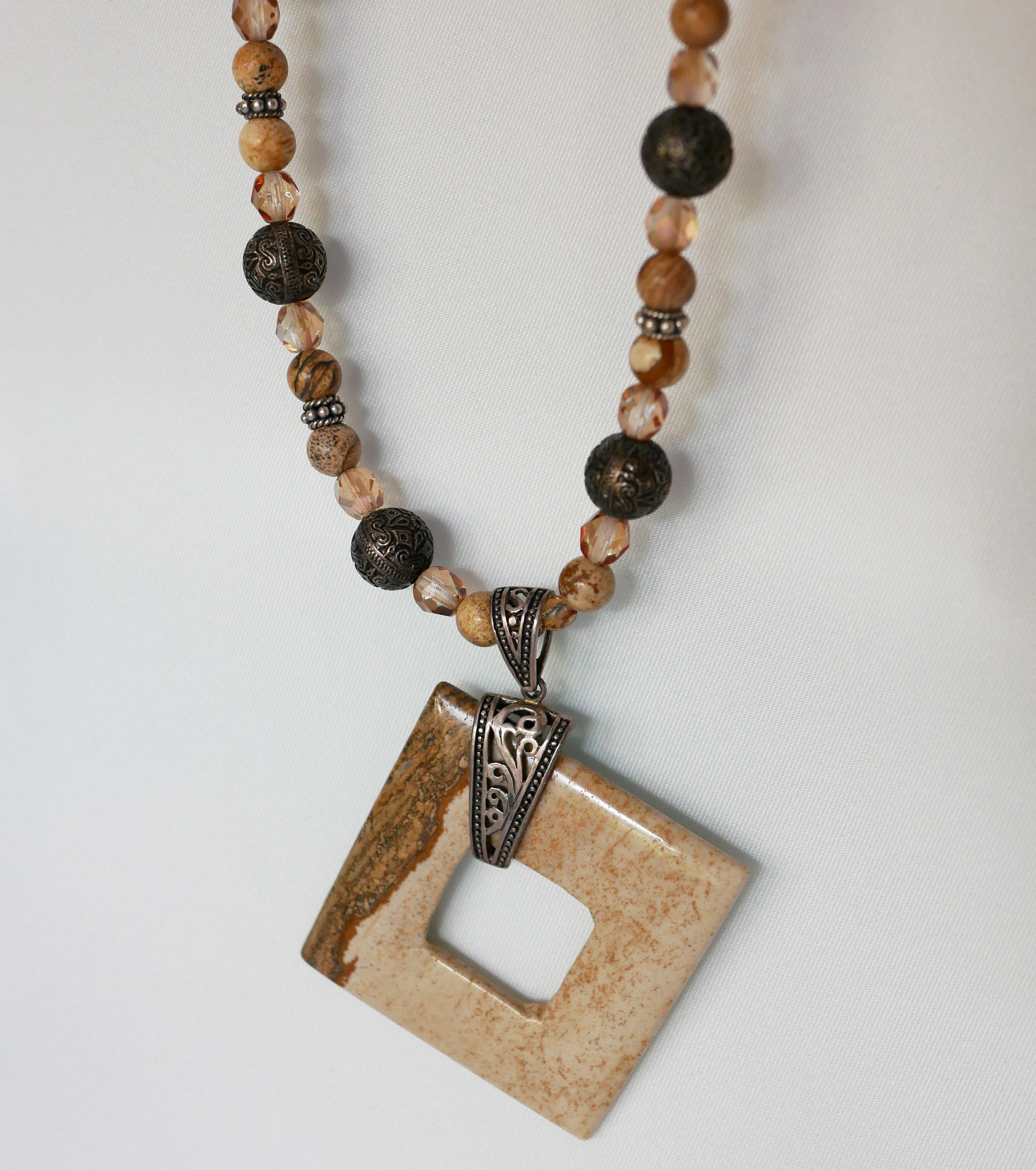 Collana quadrata in diaspro e perline di Bali