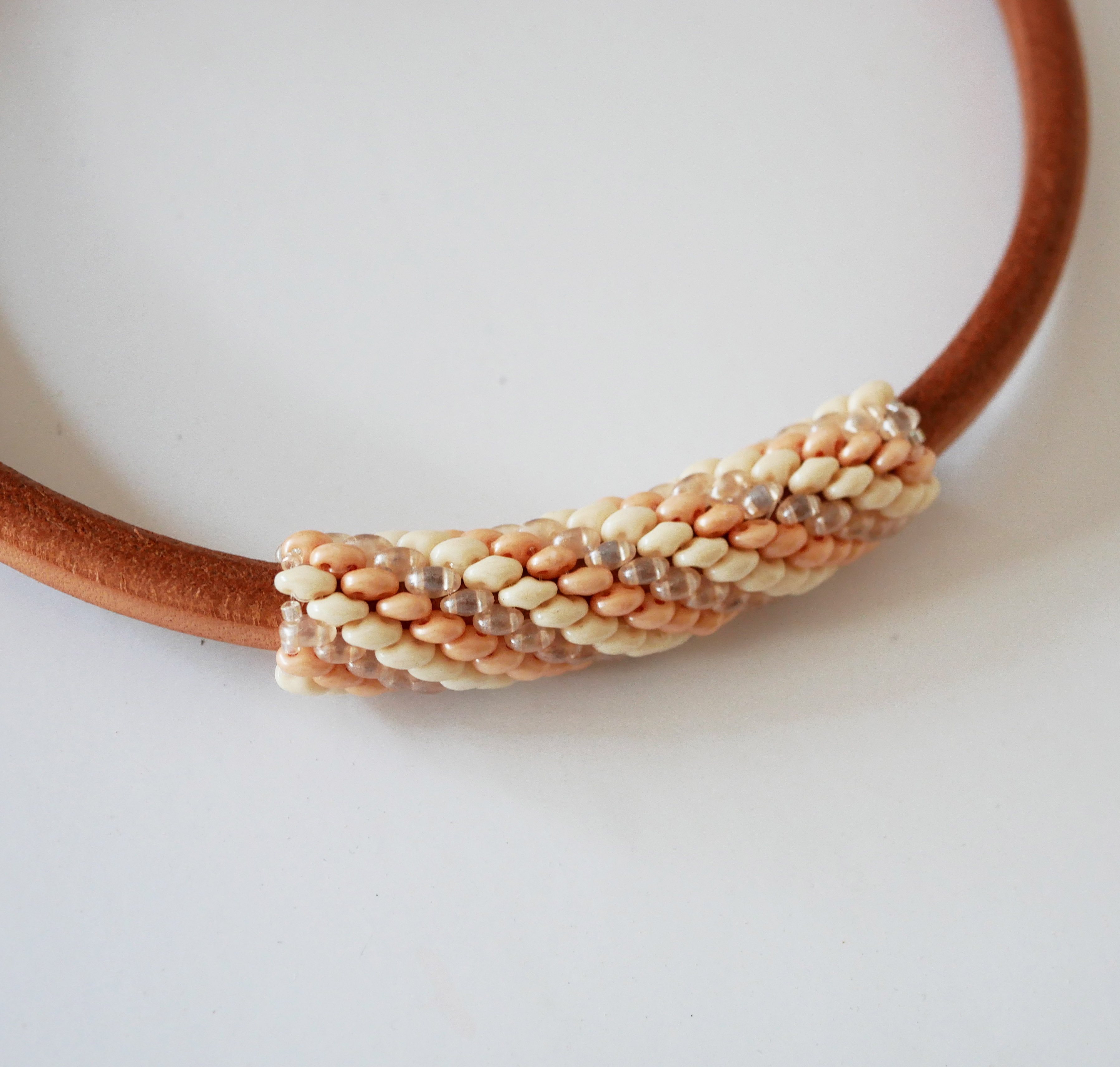 Collana Regaliz in pelle con perle nude