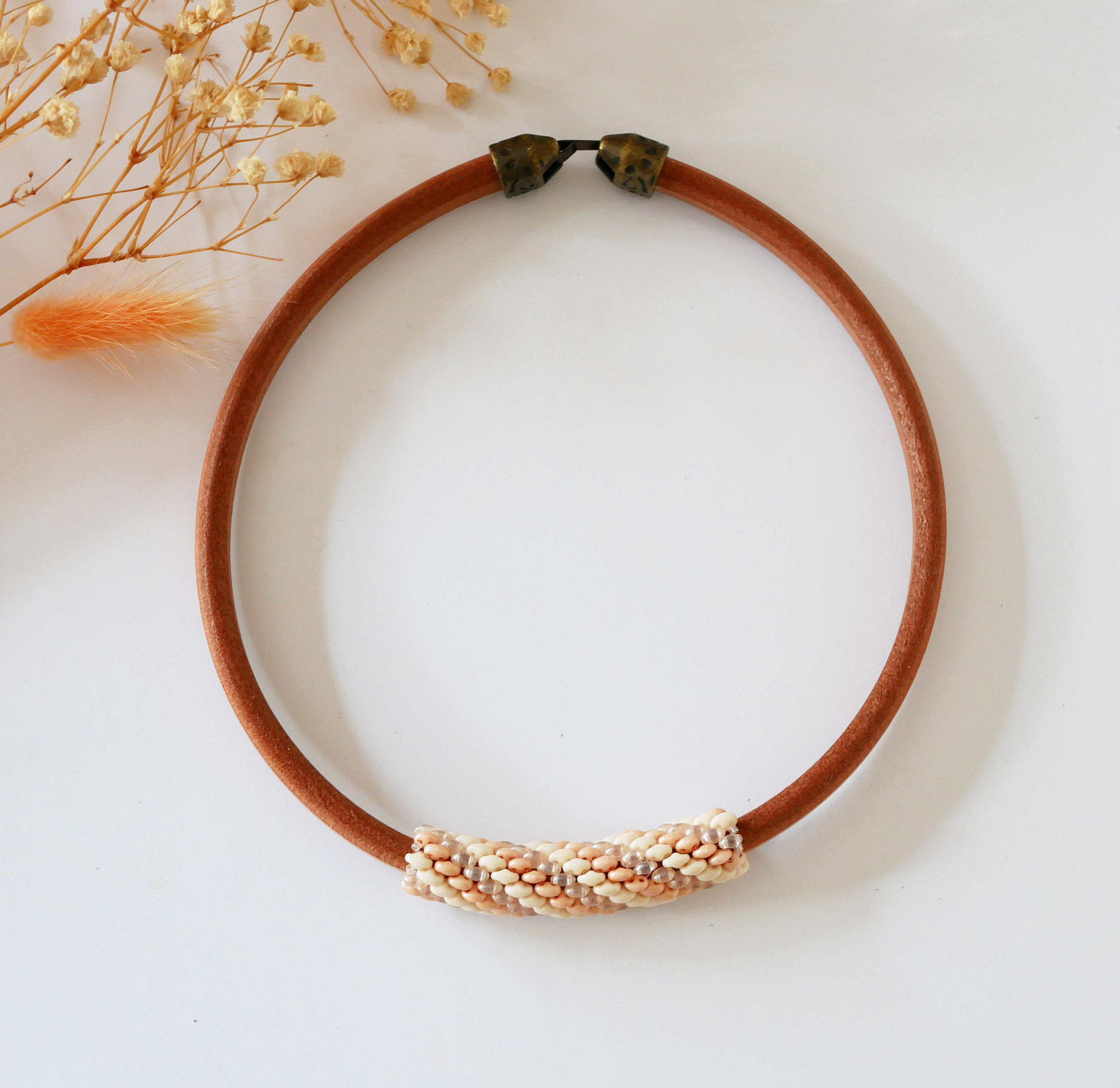 Collana Regaliz in pelle con perle nude