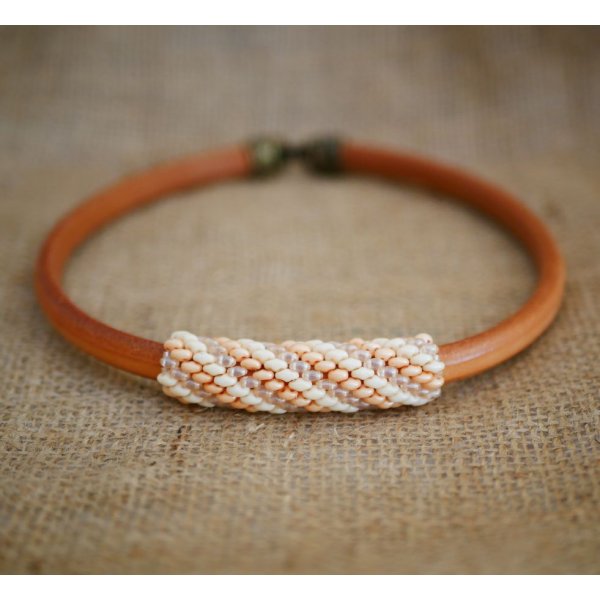 Collana Regaliz in pelle con perle nude