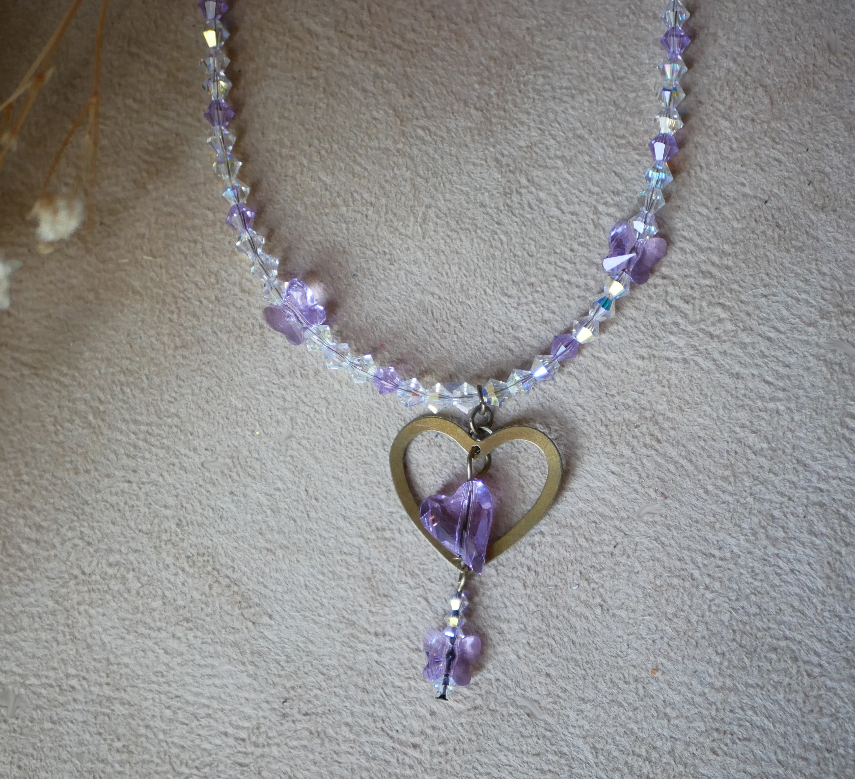 Collana con ciondolo a forma di cuore viola 