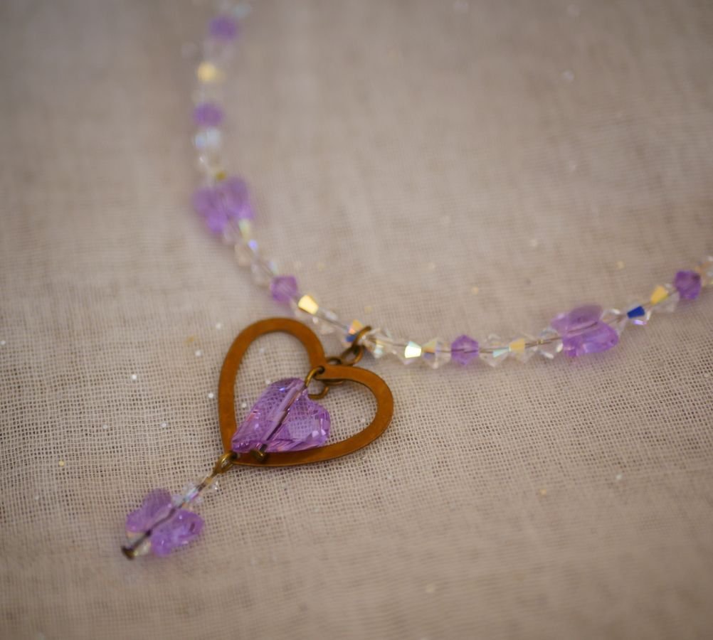 Collana con ciondolo a forma di cuore viola 