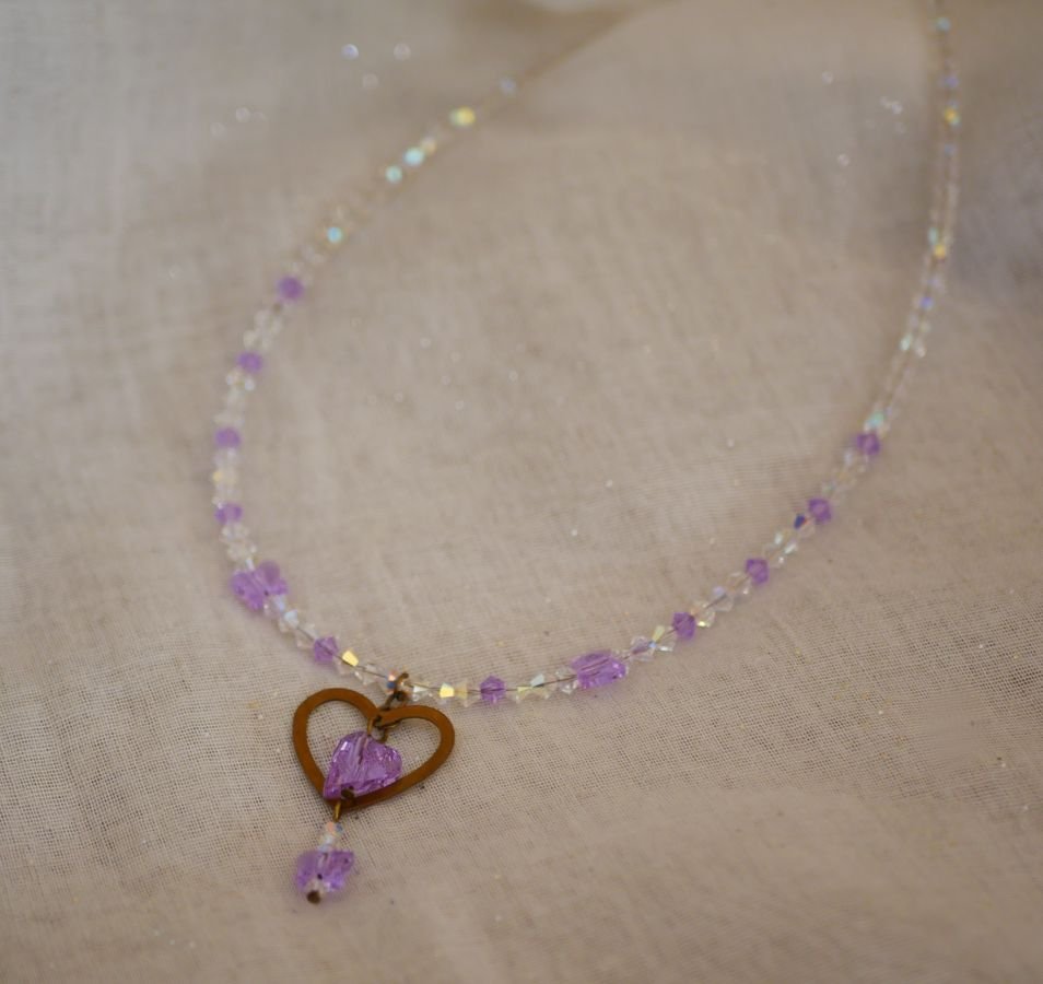 Collana con ciondolo a forma di cuore viola 