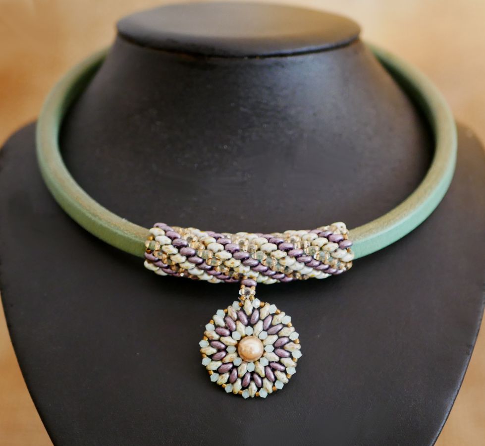 Collana in pelle con ciondolo perline Regaliz Viola/verde