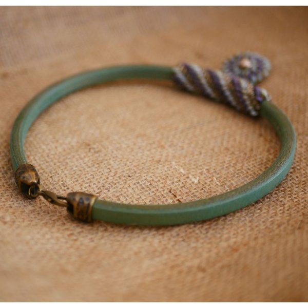 Collana in pelle con ciondolo perline Regaliz Viola/verde