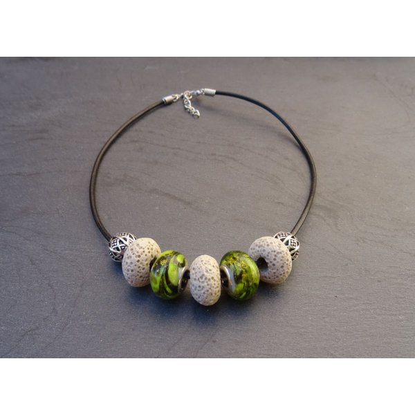 Collana di perle ecr&ugrave;/livine su pelle nera