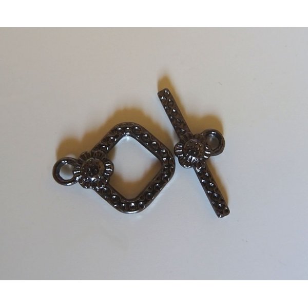 Chiusura a T in nichel nero con diamante 20