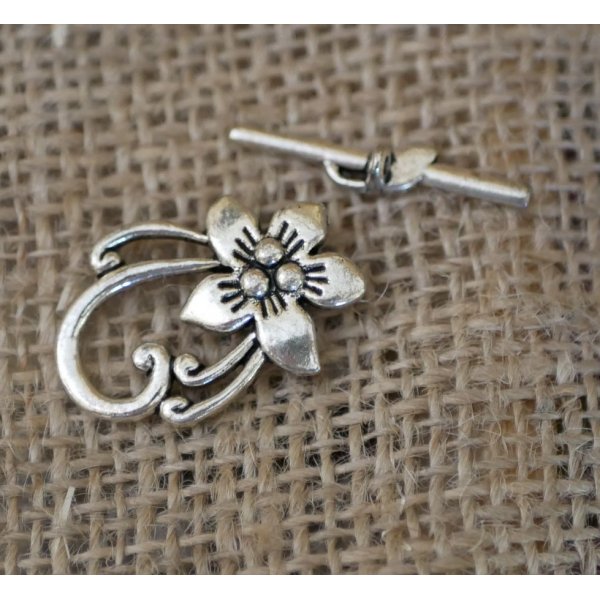 Chiusura a T con fiore di ibisco 30 mm placcato argento