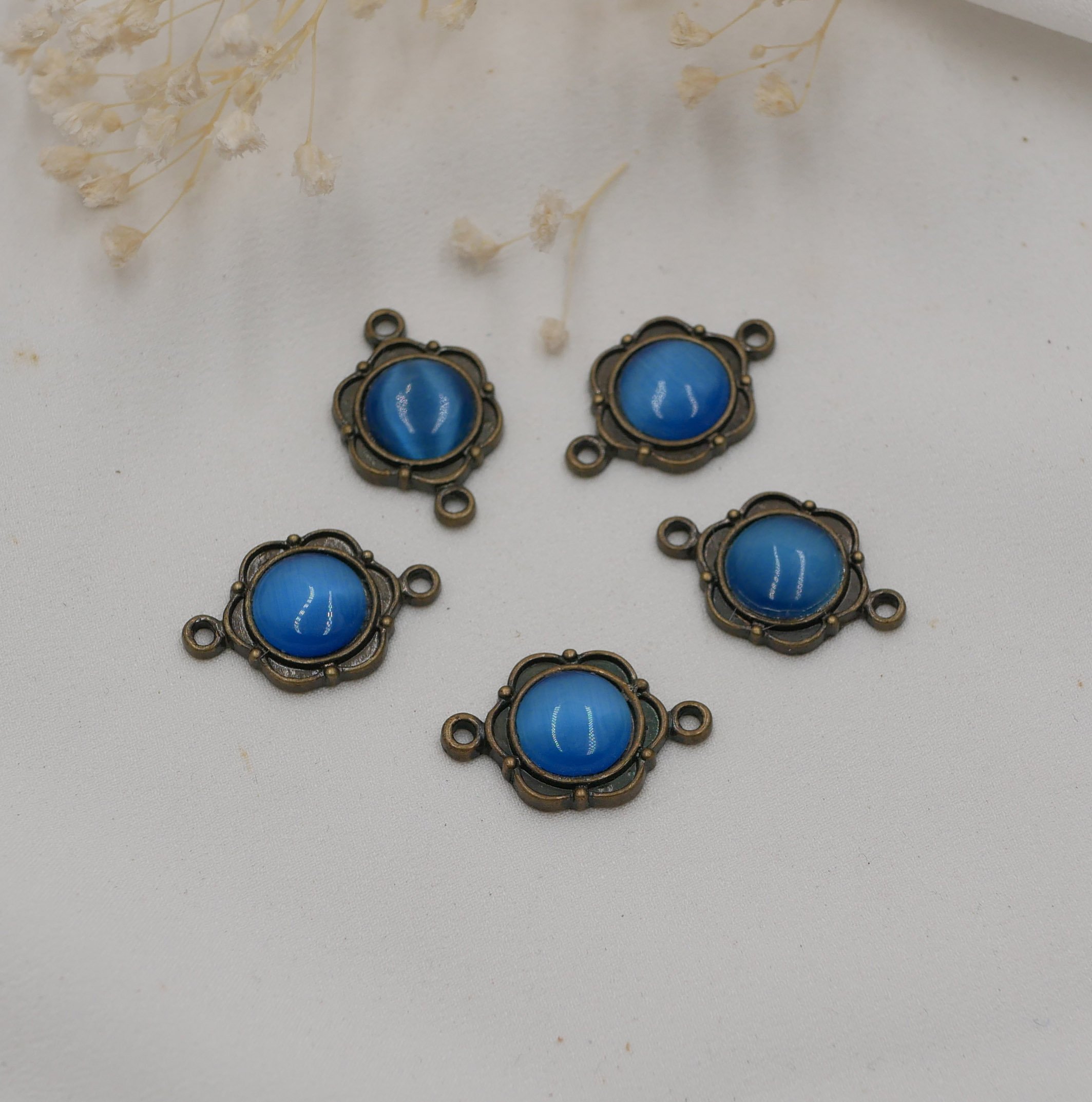 Lot de 5 demi cabochons Bleu foncé sertis double connecteur bronze