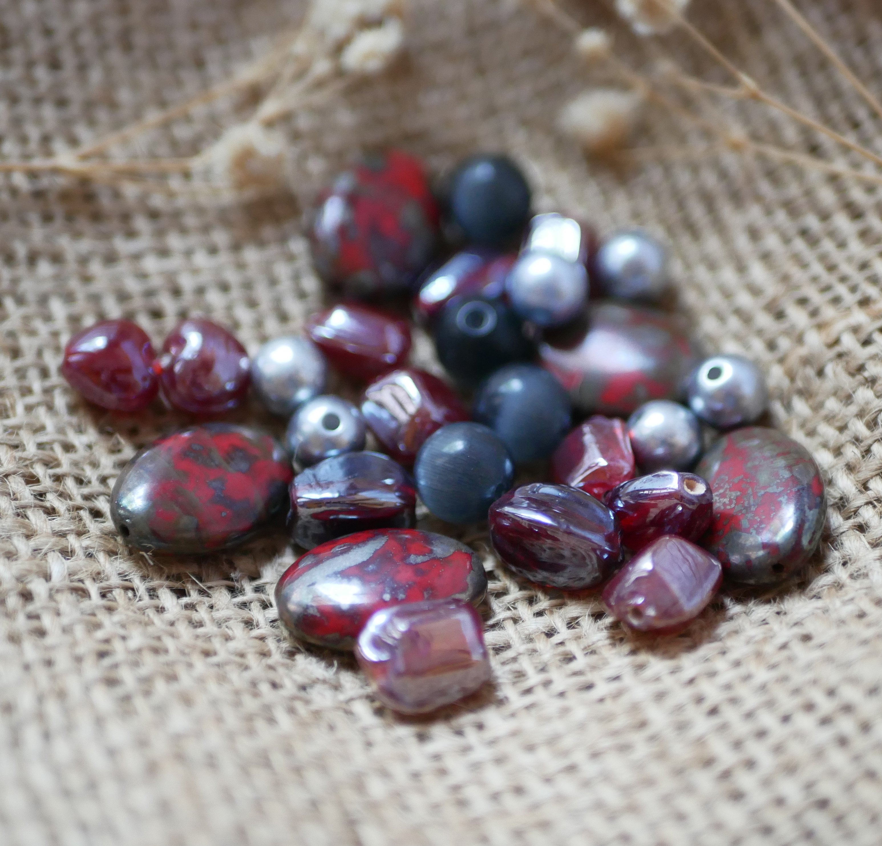 Lot de perles en pierre naturelle, cristal et verre Rouge grenat et noir