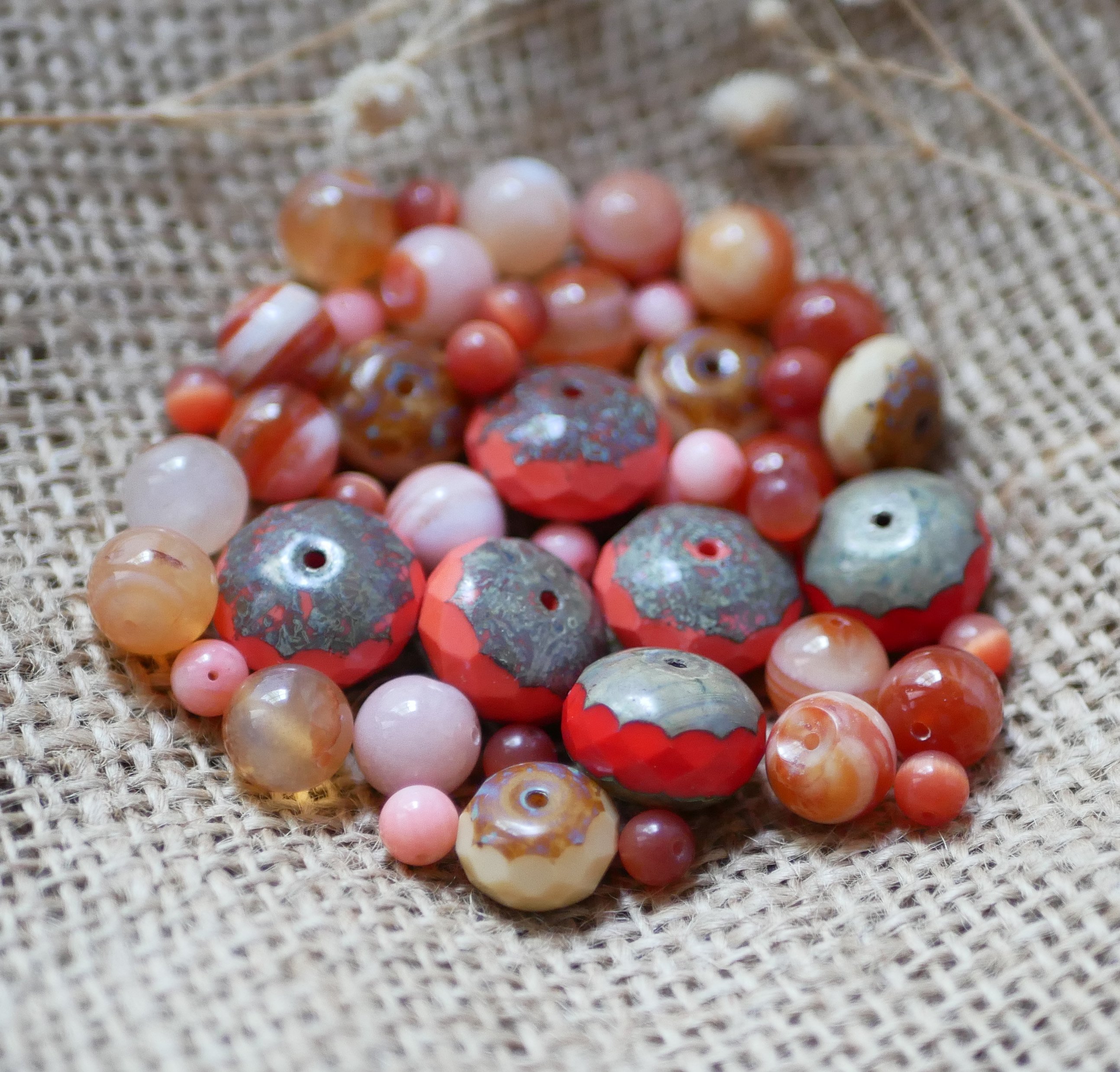 Lot de perles en verre orange et beige 