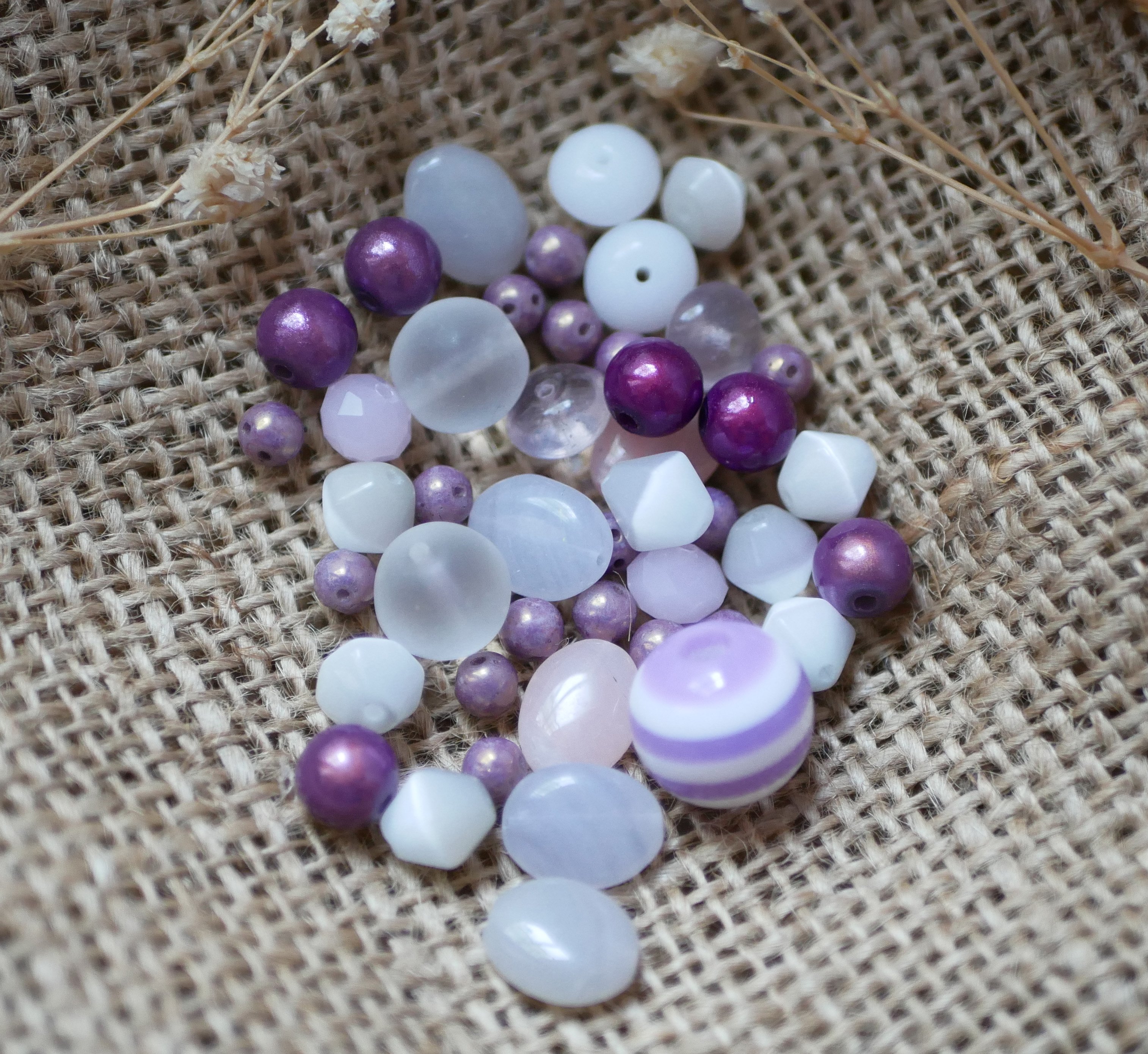 Lot de perles violet parme opale en verre press&eacute; et c&eacute;ramique