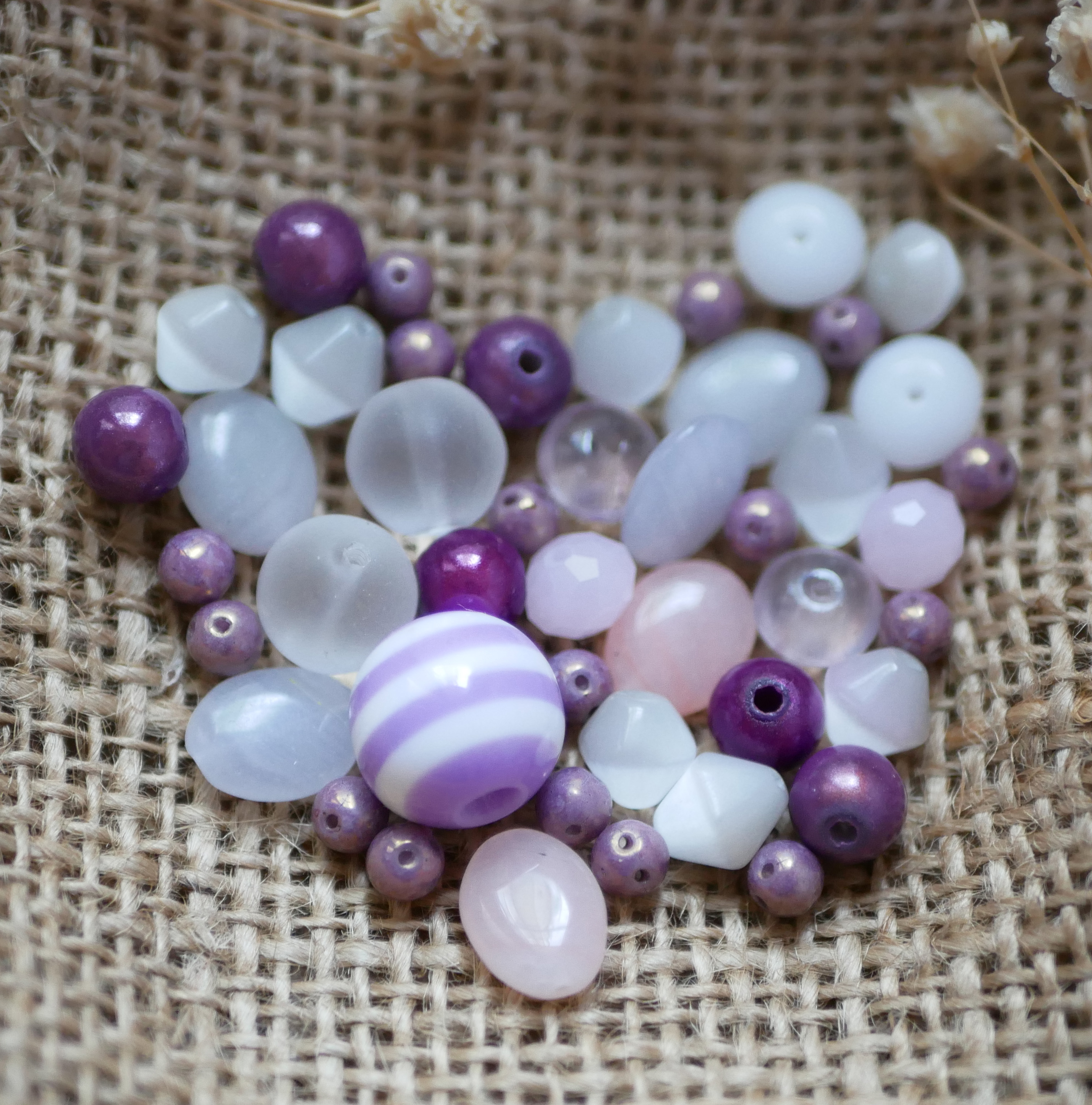 Lot de perles violet parme opale en verre pressé et céramique