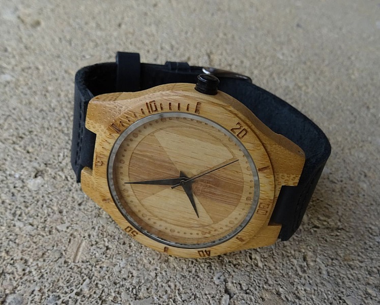 Montre homme bambou grav&eacute; sur bracelet cuir Noir &agrave; personnaliser
