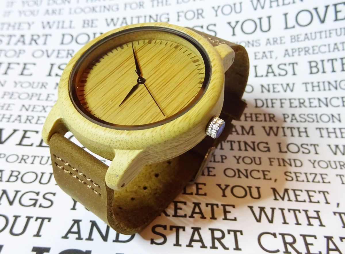 Montre homme bois clair sur bracelet cuir &agrave; personnaliser