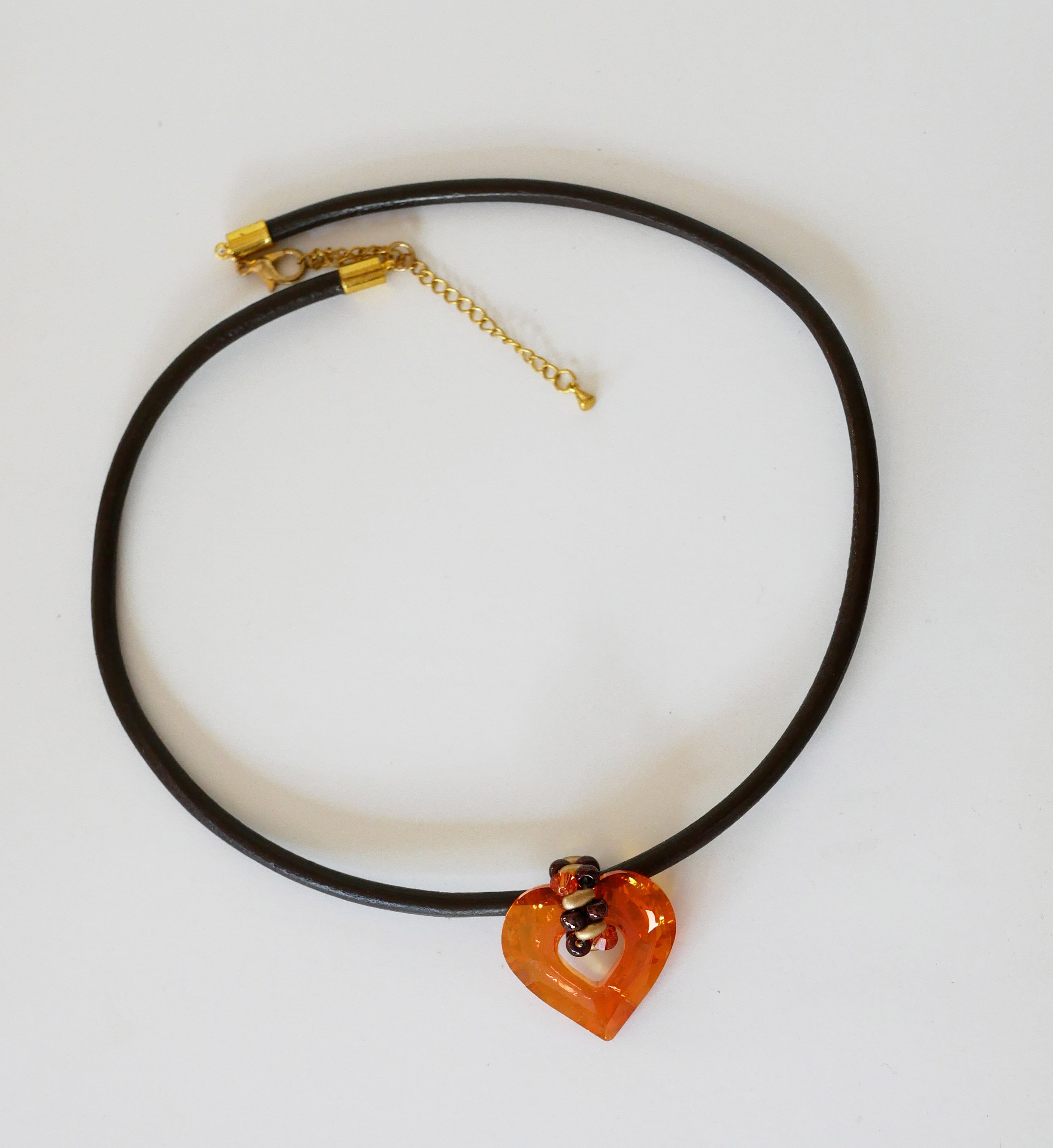 Ciondolo a cuore Swarovski su pelle marrone