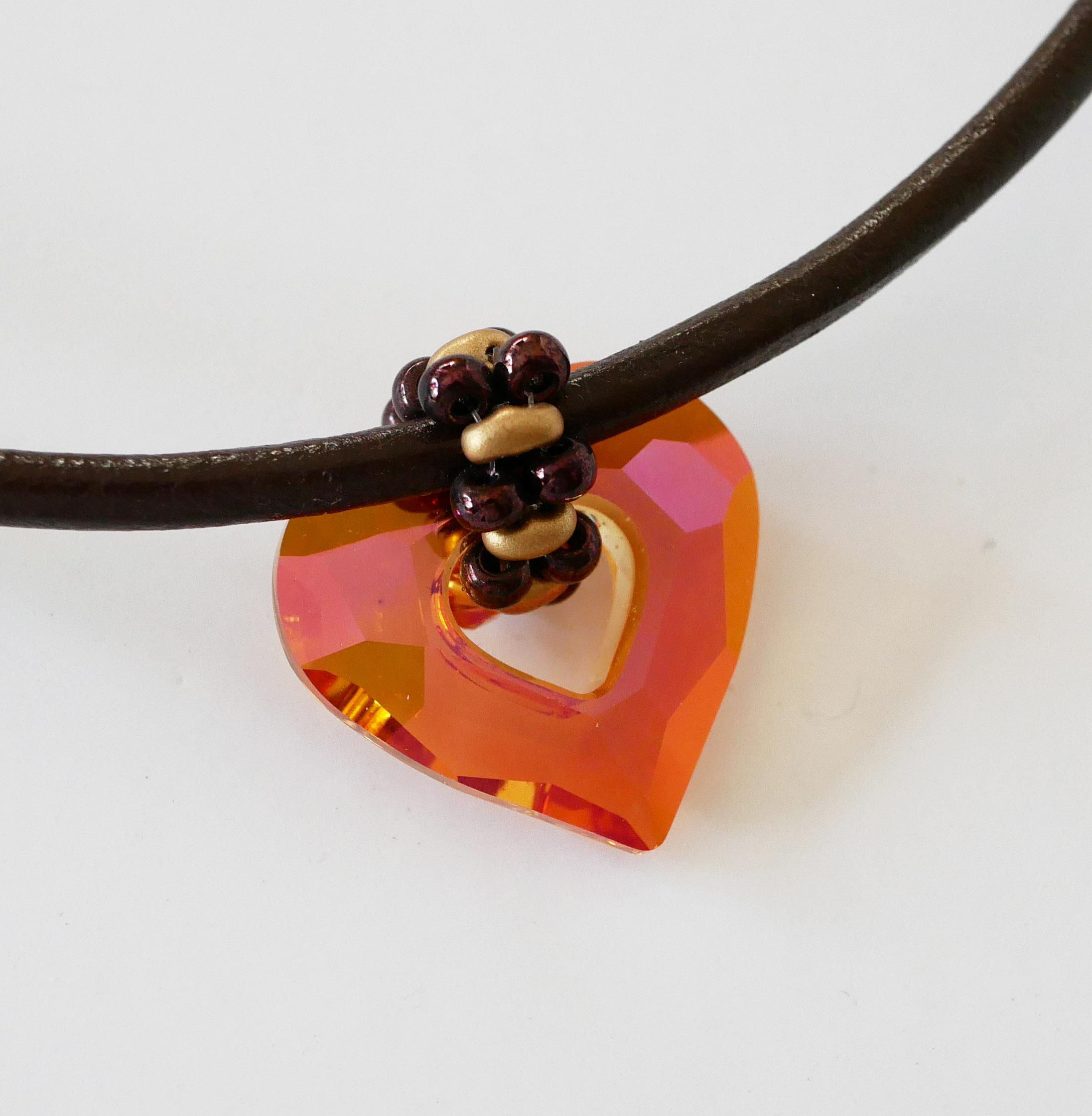 Ciondolo a cuore Swarovski su pelle marrone