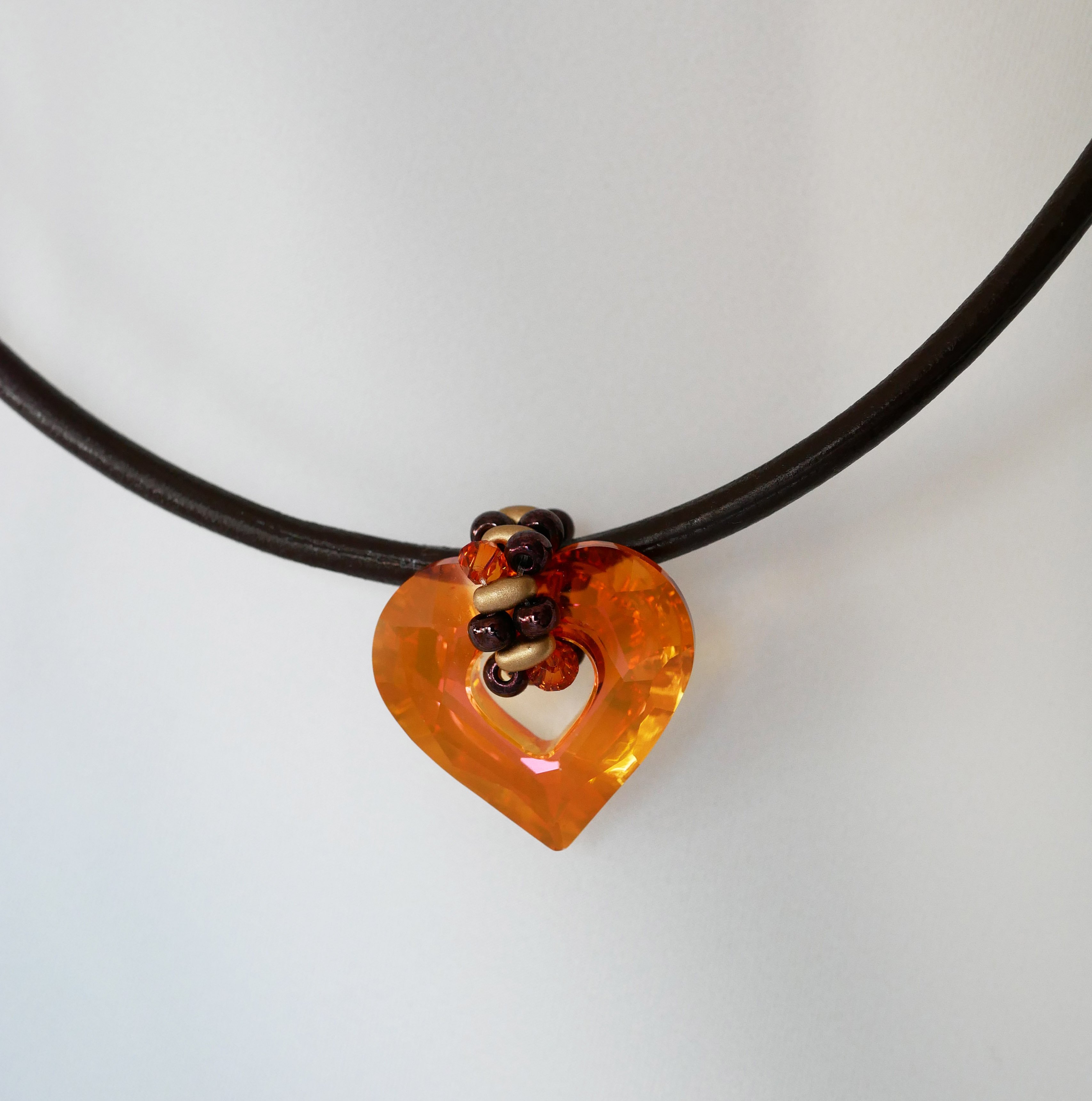 Ciondolo a cuore Swarovski su pelle marrone