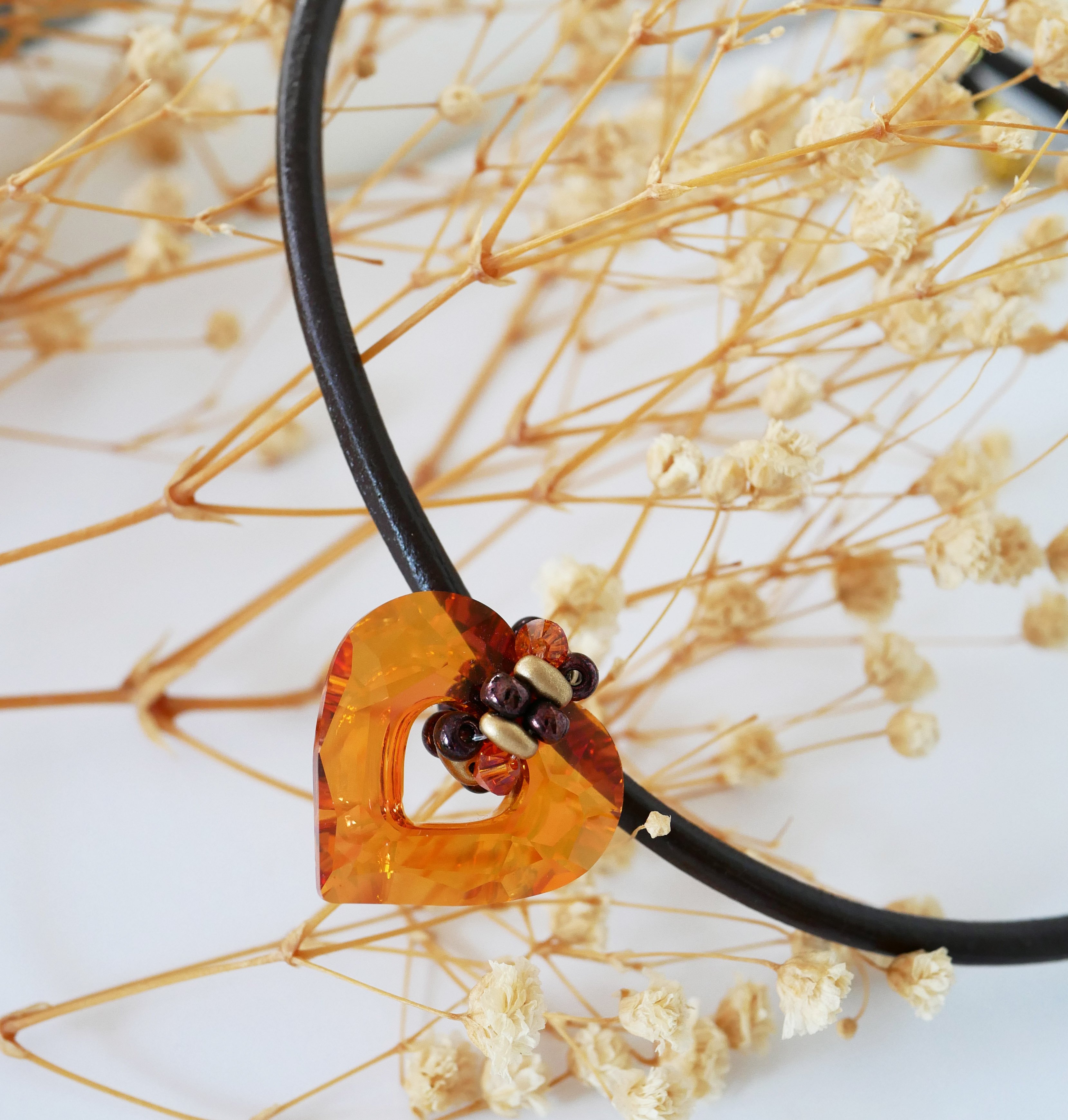 Ciondolo a cuore Swarovski su pelle marrone