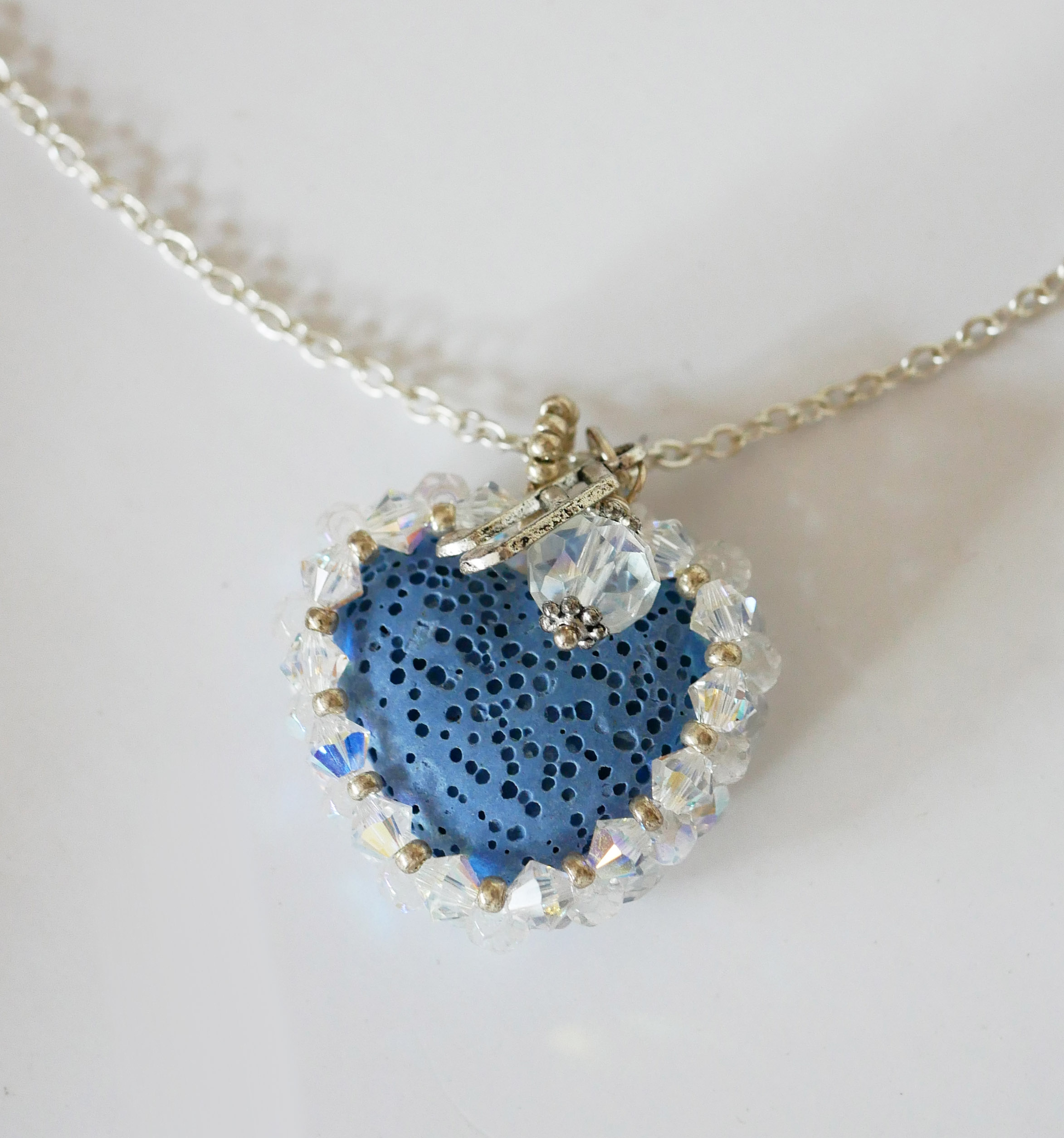 Ciondolo Cuore di pietra lavica blu su catena d'argento