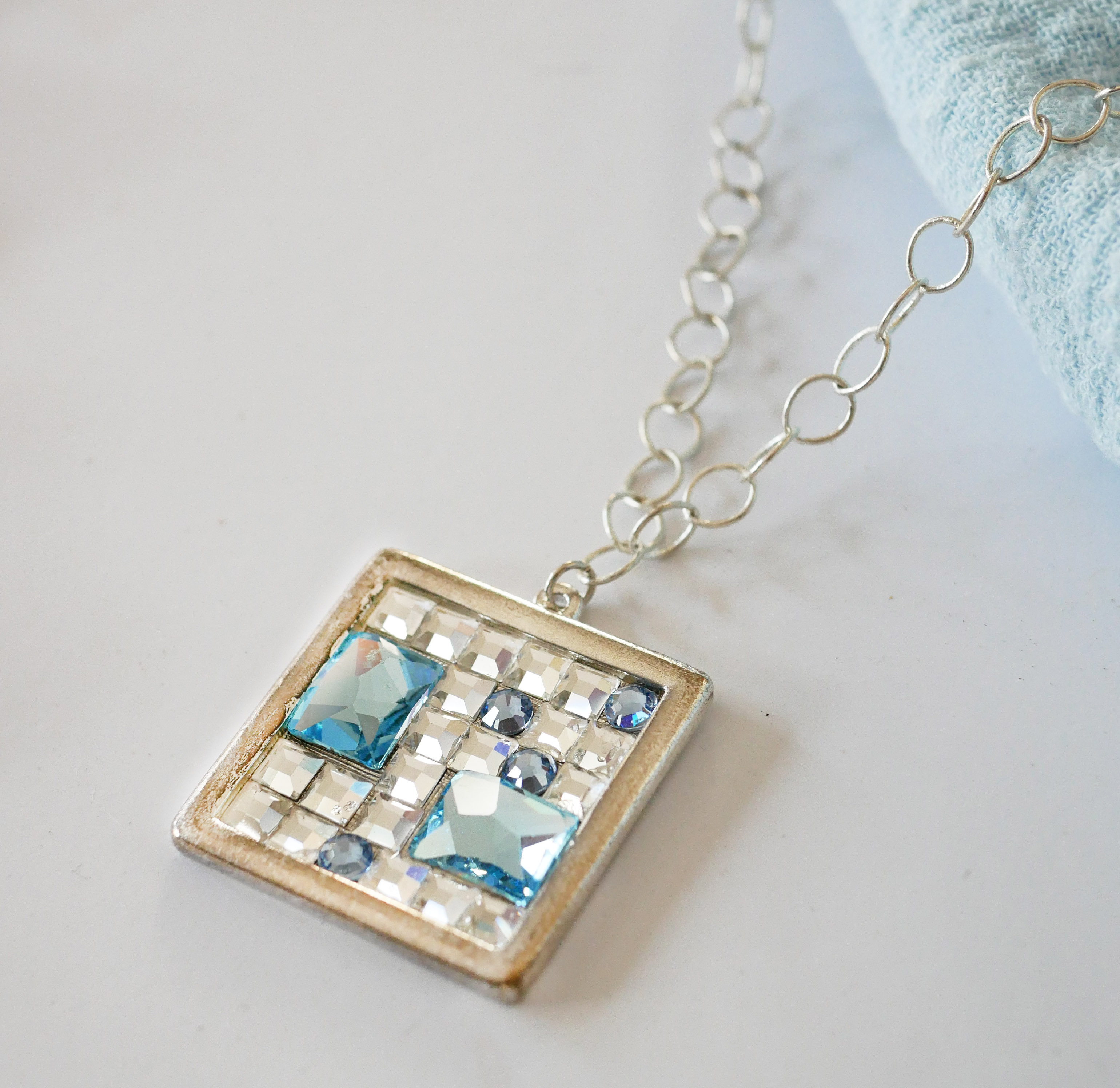 Pendente quadrato a medaglione con cabochon Swarovski