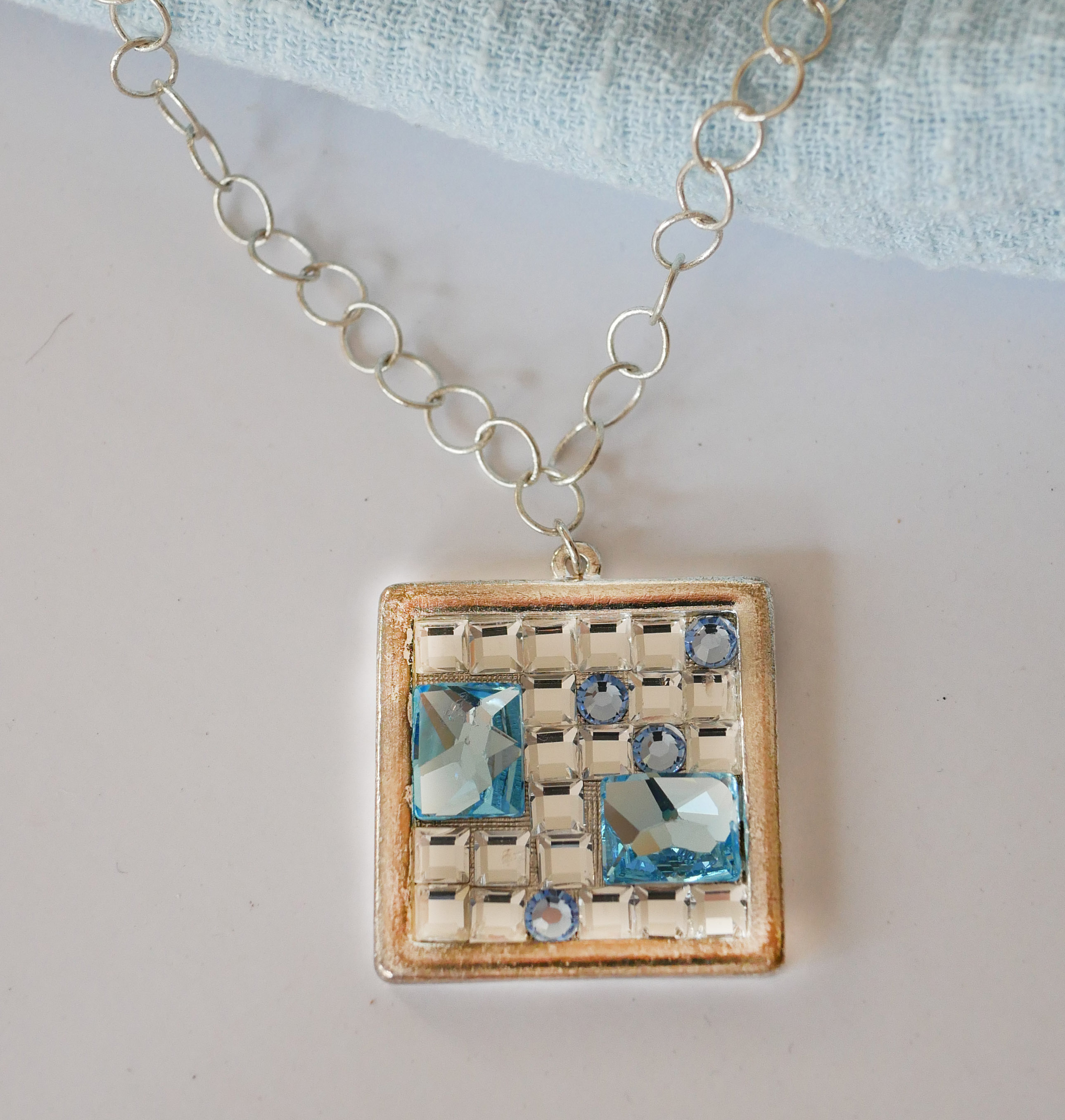Pendente quadrato a medaglione con cabochon Swarovski