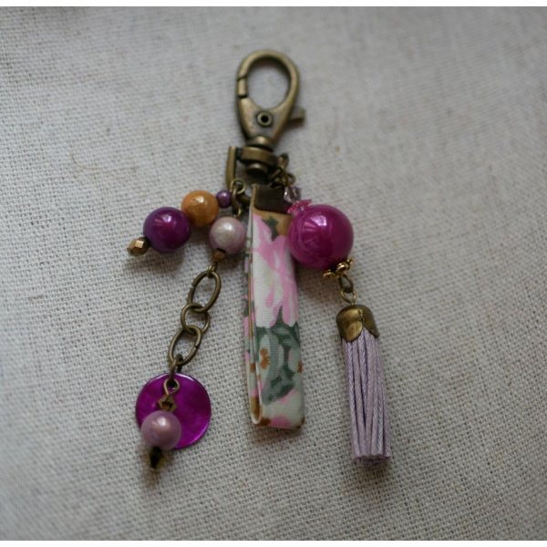 Portachiavi a sacca con perle fucsia e pompon viola