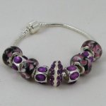 Bracciale in argento con perle viola e strass