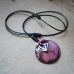 Collier pendentif rond en pierre de jaspe violet sur cordon cuir noir ajustable